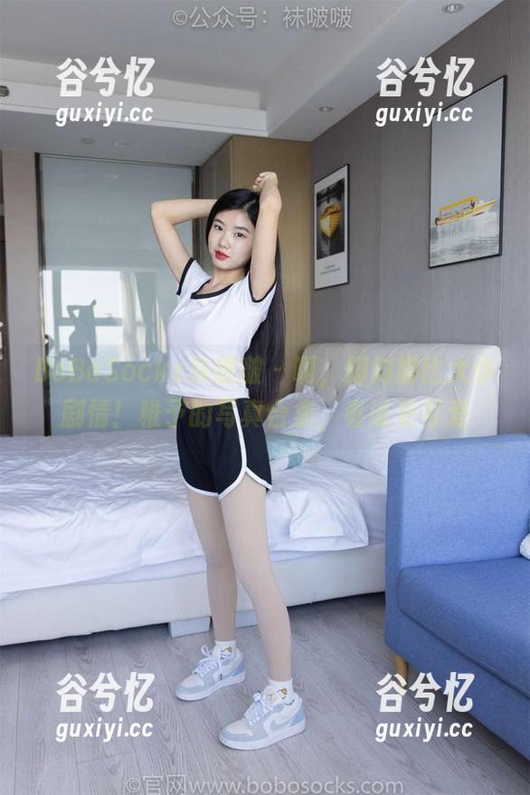 BoBoSocks袜啵啵-稚予 BoBoSocks袜啵啵 - 啊,脚对脚比大小剧情!稚予的写真合集,看谁更可爱