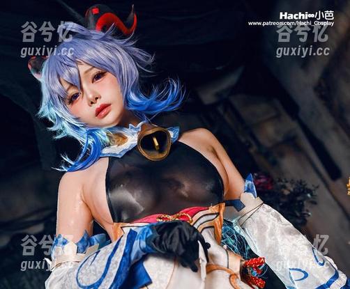 Hachi小芭的礼服，cos里飘散着各种奇怪的潮流气息，哈哈，有点意思！