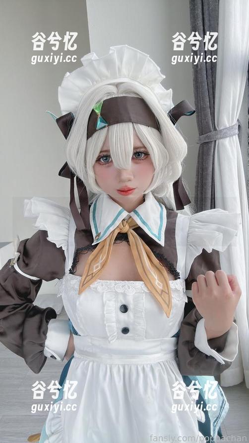 这一套少女的写真，PoppaChan真会玩，快来看看她的小把戏