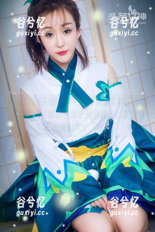 TouTiao头条女神 - 梁芮溪的写真，真的是能让人一眼跳进秘密的海洋里，原图看完只想偷偷发个“哦！”
