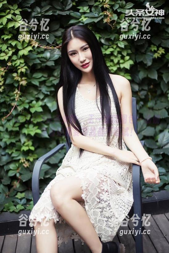 TouTiao头条女神 - 王一涵的图包：瑜伽？你看她那姿势我都不敢试！