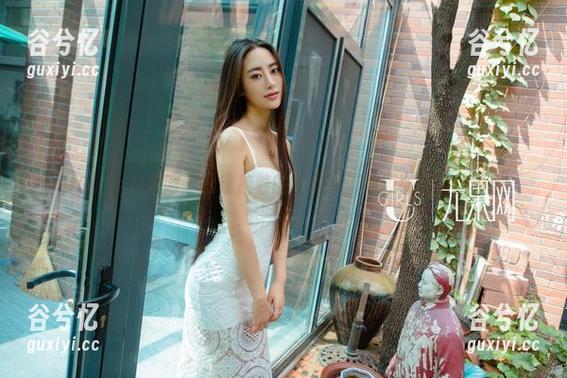 UGirls尤果网 - 眼镜挂着的私房影，妙趣横生的杨晨晨