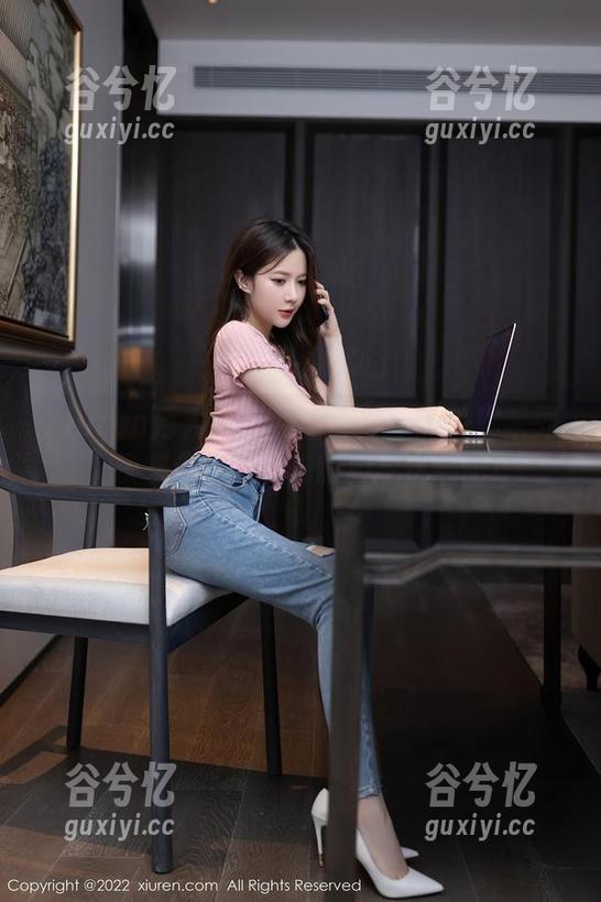 Xiuren秀人网 - 月野兔美妞的美脚系列，快来分享一下她的脚趾优雅吧！