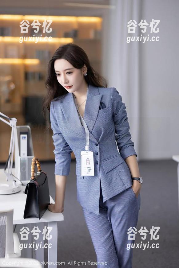 Xiuren秀人网 - 陈雅漫VICKY的红裙：私房图包，风中凌乱的美丽！