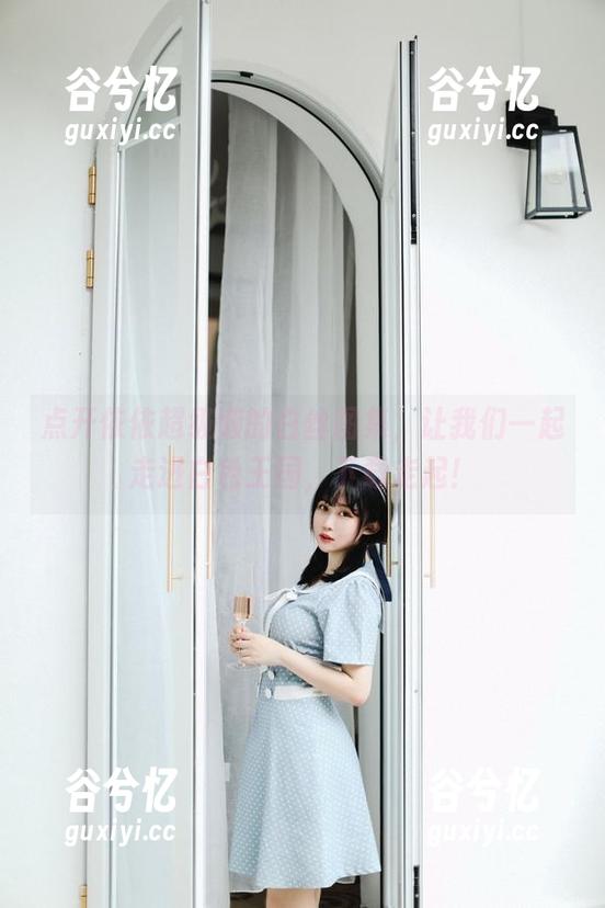 点开依依超级懒的白丝图集，让我们一起走进白色王国，下载走起！
