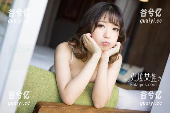 克拉女神 - YOYO女王拿着高清资源像个小孩子一样，真让人感到这些“皇室”礼遇真不错。