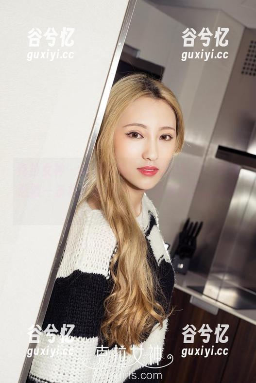 克拉女神 - 红裙写真：凌雪的私拍，我竟然被一条裙子吸引了……这是我自己怎么了？