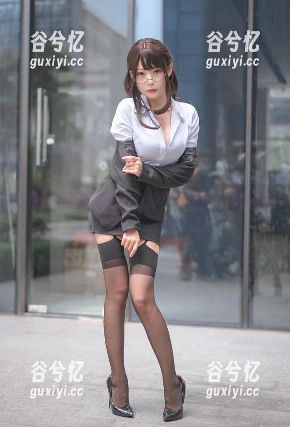 好吧，坏露露香宝的新作红裙写真集又成了心里的一点小绳索。