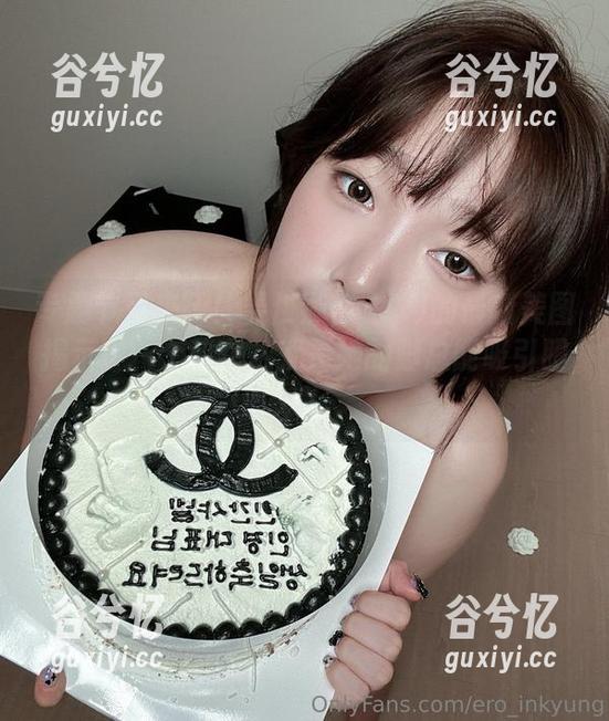 专题节目来了！姜仁卿(강인경)的最新美图揭示了一个秘密，就是她的脚总能吸引眼球！