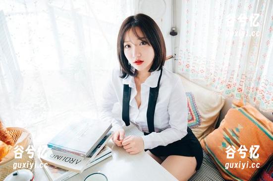 在图库里，孙乐乐(손예은)给我们带来了LEEHEEEXPRESS的独特分享，真的是个意外惊喜！