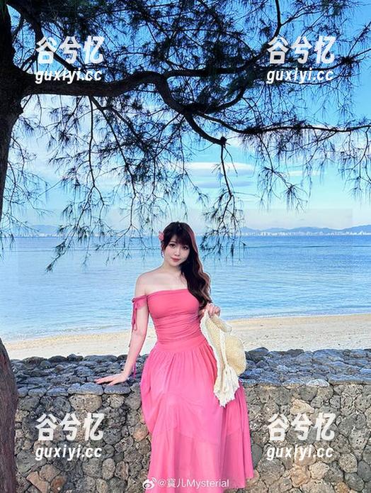 泳衣的宝儿mysterial：照片里的水波纹比我的脑袋还复杂，发型也是一部巨作