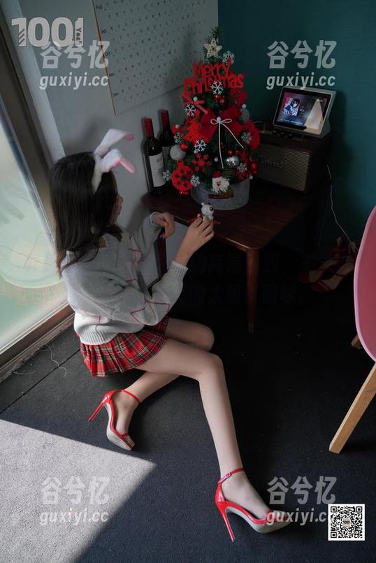 异思趣向 - 不可思议的高清资源，美子办公桌下的红色真的太吸引眼球。