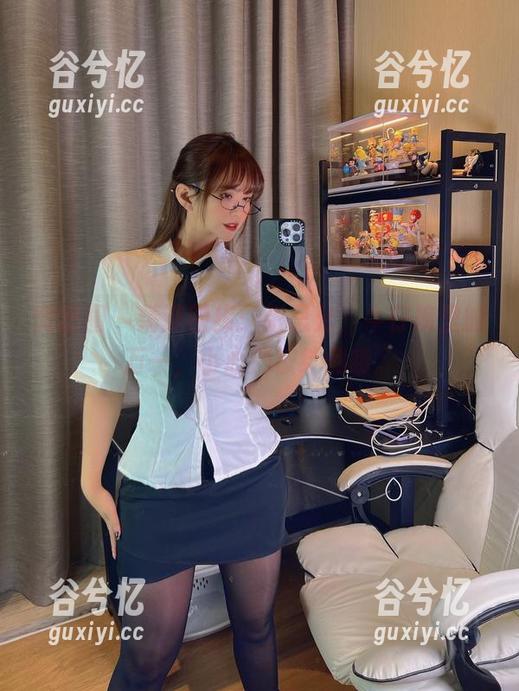 微密圈 - 精选图库：张思允，牛仔裤里的万一，小心别被绊倒哦。