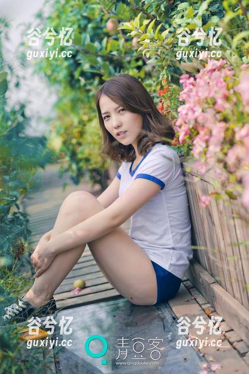 推女神 - 赵伊彤的私拍，吊带随意却又意外地吸引眼球啊。