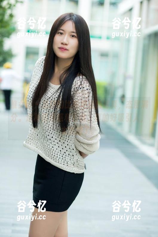 推女郎 - 杨伊的比基尼福利写真，态度满分。这种轻松感和自信，真的好吸引人，太会摆了。