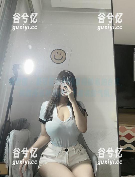 微密圈 - 是可馨耶在绿草间的私拍合集，恍惚间有种想说又不敢说的气氛。