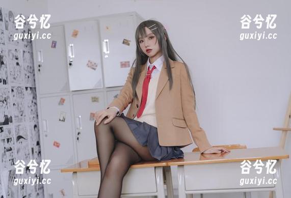 果咩酱的短裙全套，作品里的姿态像是随意，却又有那么一点点不一样。