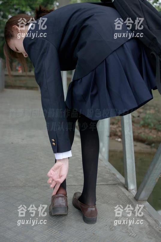 森萝财团的最新作品！粉色校服+白丝，有点儿认真的少年感……