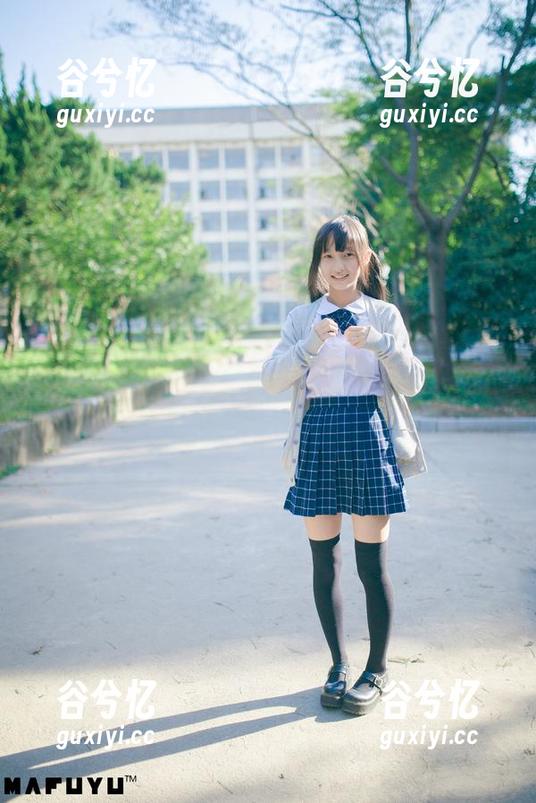 提前下载神楽坂真冬的雪糕少女校服，准备好面对冰淇淋攻击，cos就是这么任性！