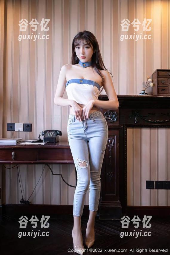 秀人网 - 最新的伊诺合集？教室里藏着无数奇怪表情包，生动有趣！