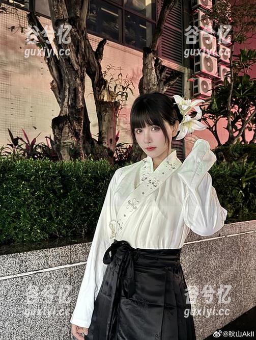 秋山AkI的mirror彩云，一边看照片一边感叹天空的颜值啊，结果写真图册里也找到同款！