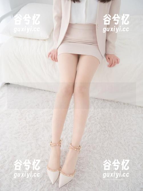 紧急企划 - 美图中的白丝：小恩总能抓住那种微妙的线条感！
