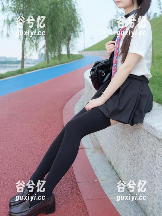 紧急企划-小枫 紧急企划 - 小枫这次在天台更新的图集,色调有点怪不过…也不错。