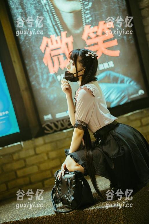 更新时间到：落落Raku“NightLiLy”现身，神待少女的姿态让人有点“方”。