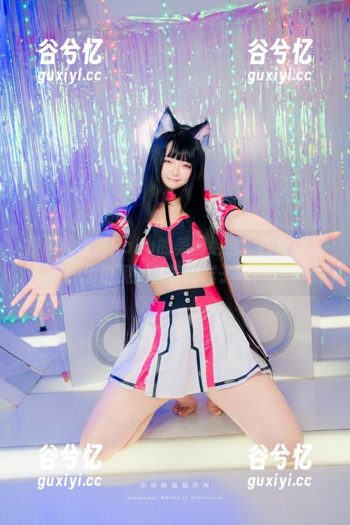 校服和落落Raku的美图组合，污泥潭里也能见到青春的样子吧！