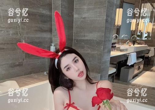 微密圈 - 阿色的私拍：这眼镜，把她的气质都放大了。