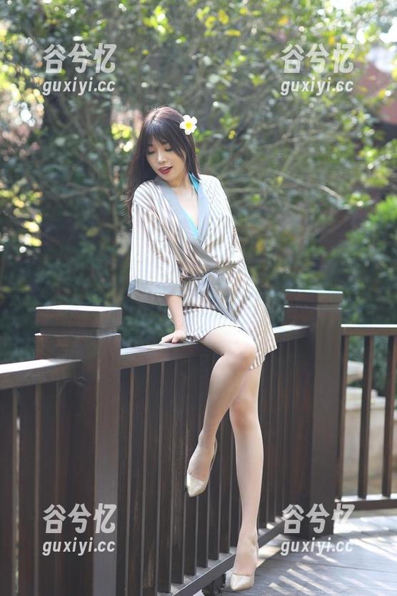 魔镜街拍 - 曼曼的女仆角色：美图和壁纸的颜值大比拼，谁赢了，你说了算！