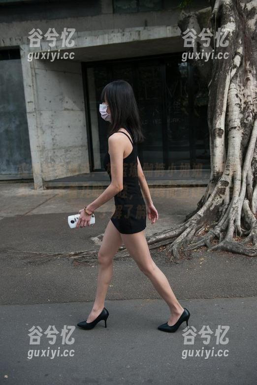 魔镜街拍精选：灰蓝瑜伽裤小姐姐，身姿忍不住多看几眼，哇，腰线简直让人想多了解了解。